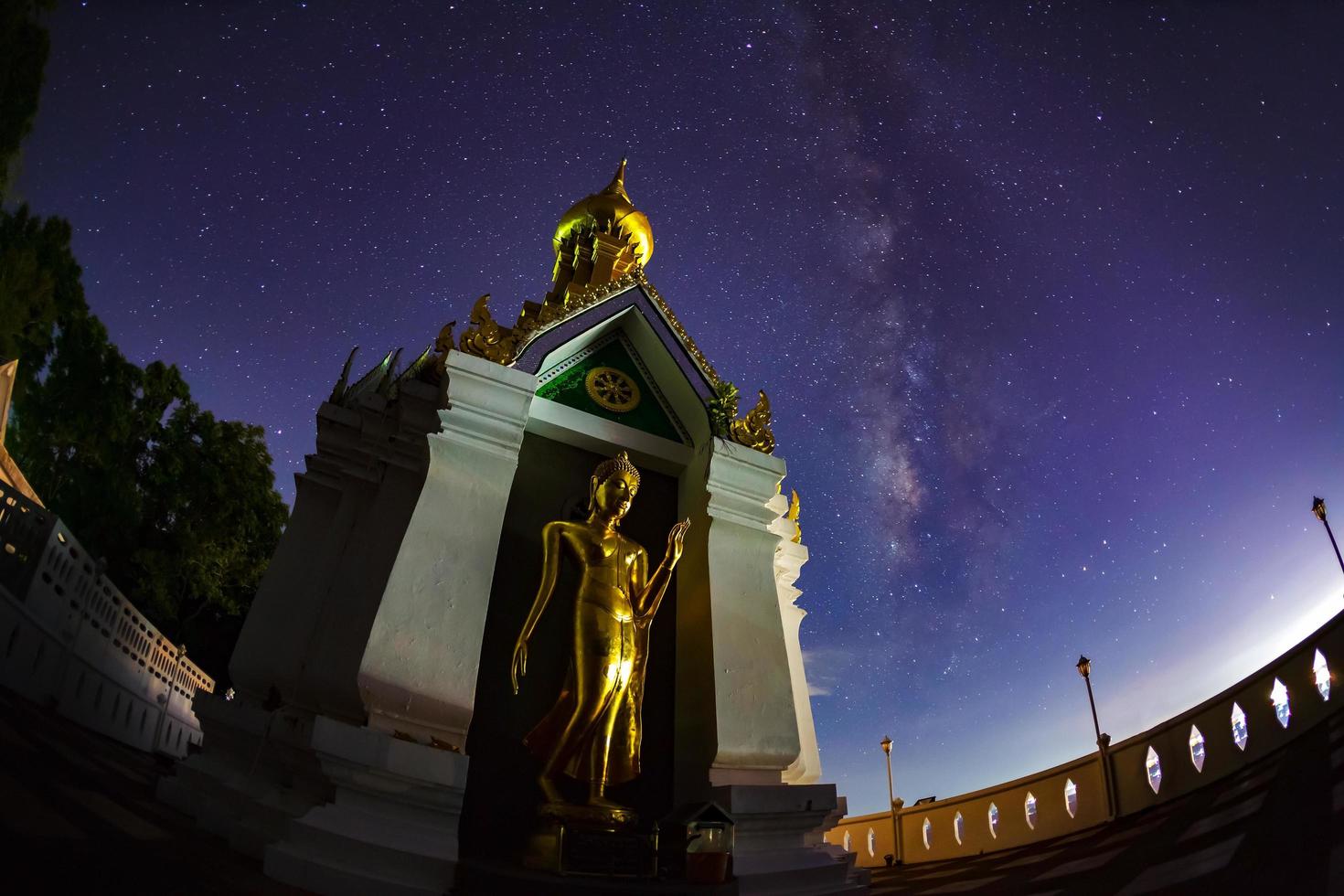 vía láctea en el buda de oro de pie el nombre de la imagen es wat sra song pee nong en phitsanulok, tailandia foto