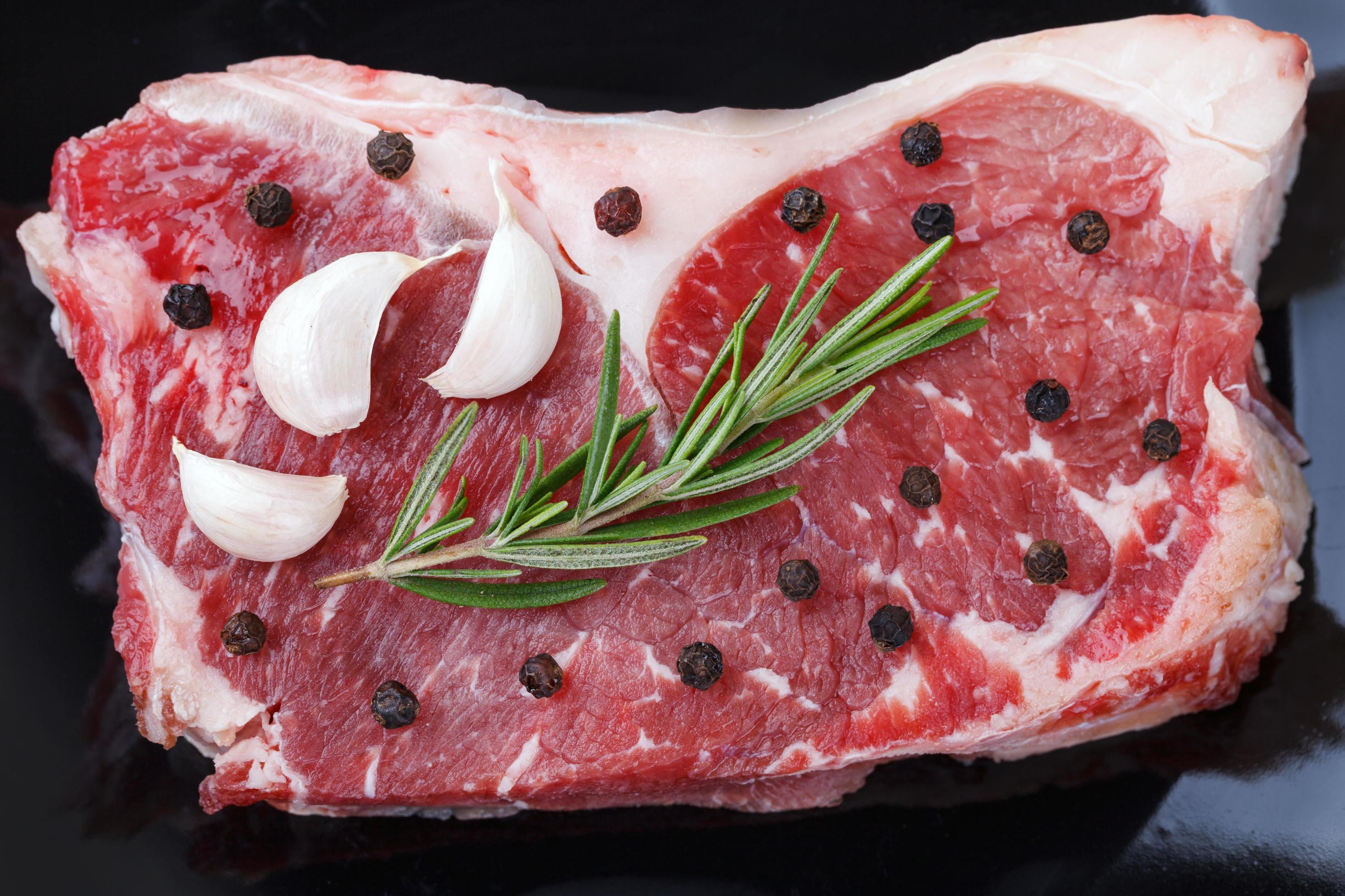 Raw red sirloin steak with rosemary, garlic , pepper 9811784 Stock Photo at Vecteezy