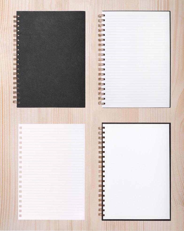 cuaderno o bloc de notas en blanco con papel de línea sobre fondo de madera foto