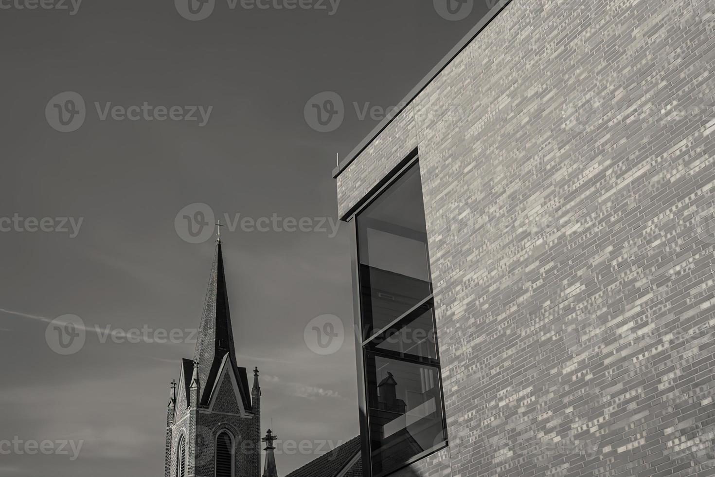 iglesia en la ciudad con edificio moderno foto