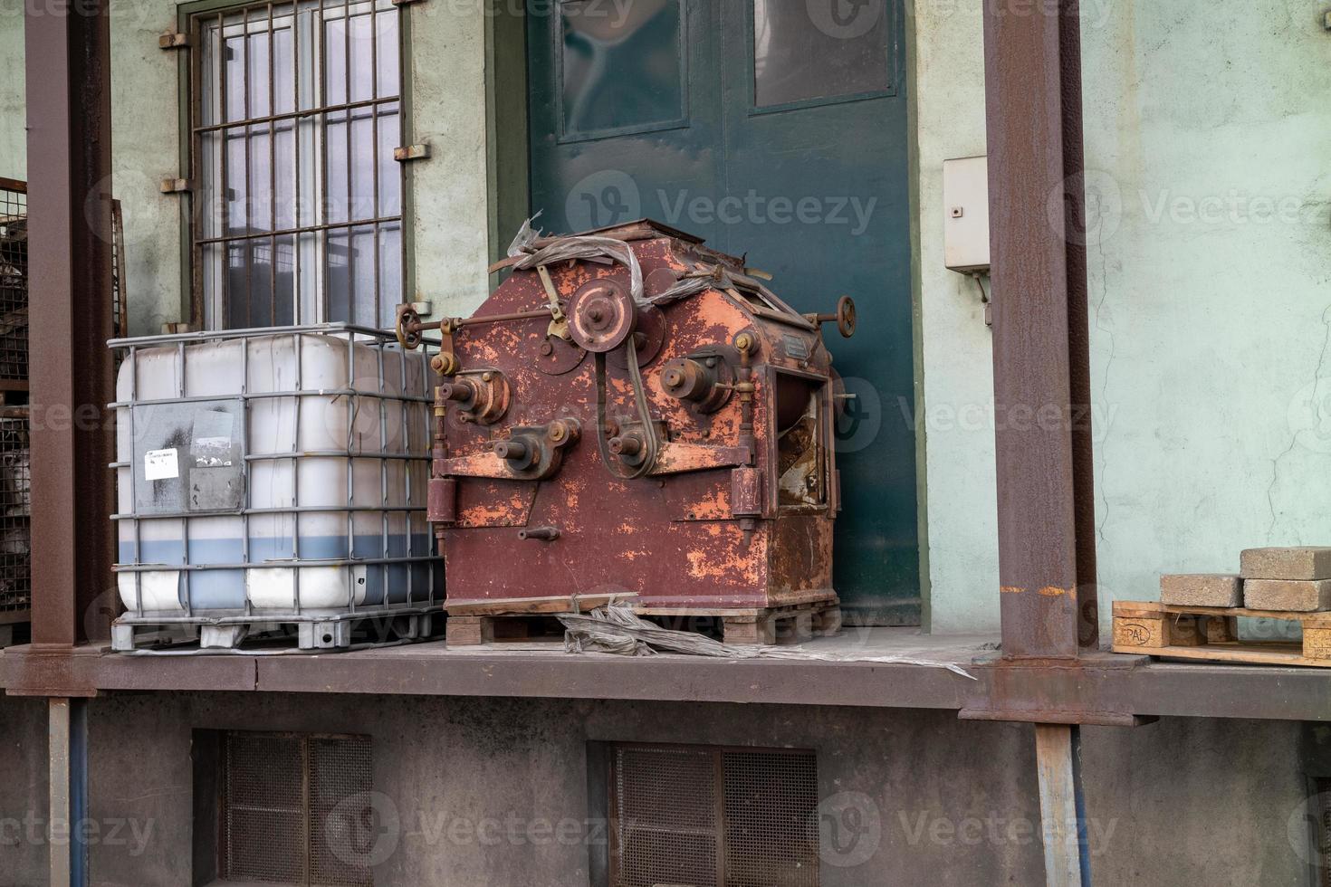 puerta de una antigua fábrica abandonada foto