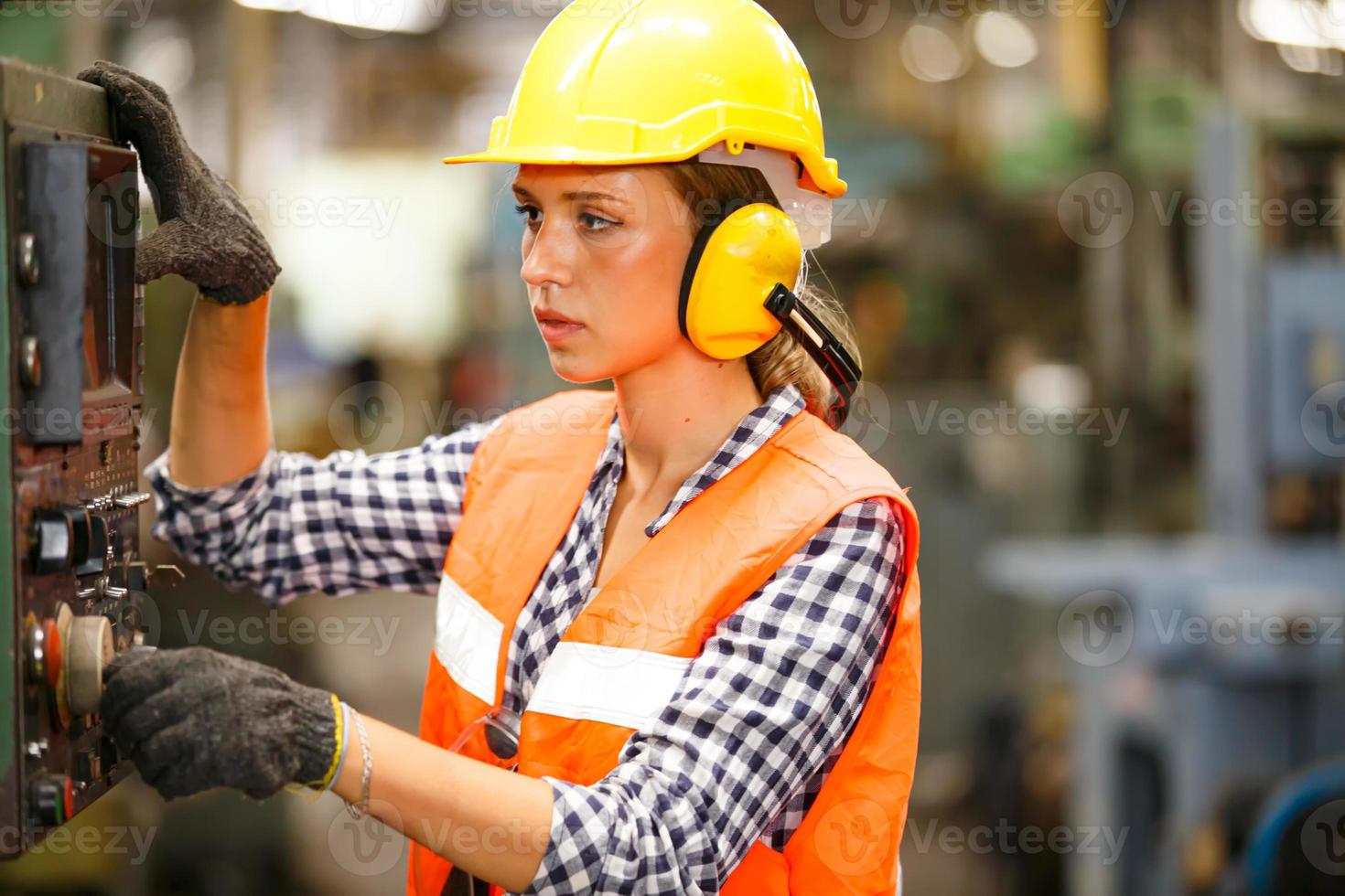 empoderamiento femenino, trabajadora de la industria o mujer ingeniera que trabaja en una fábrica de fabricación industrial. foto