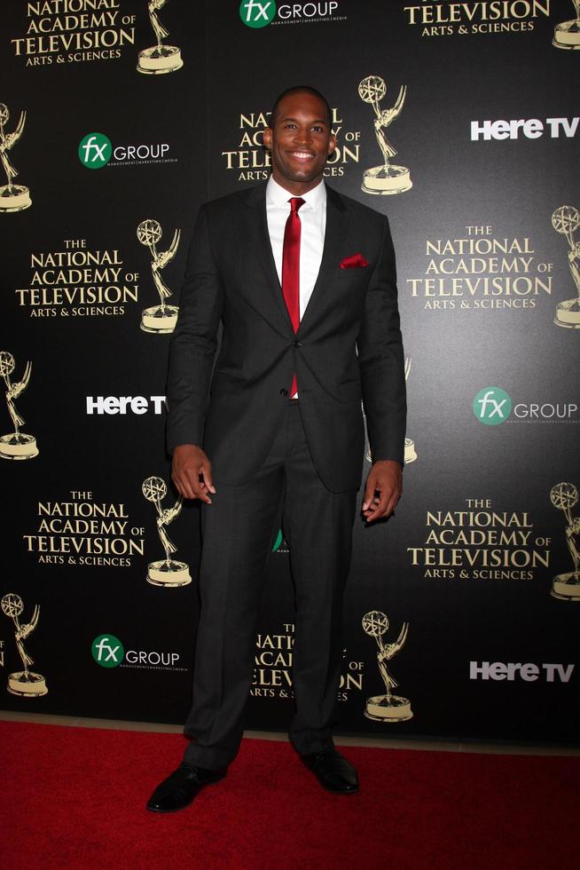 los angeles, 22 de junio - lawrence saint-victor en las llegadas de los premios emmy diurnos 2014 en el beverly hilton hotel el 22 de junio de 2014 en beverly hills, ca foto