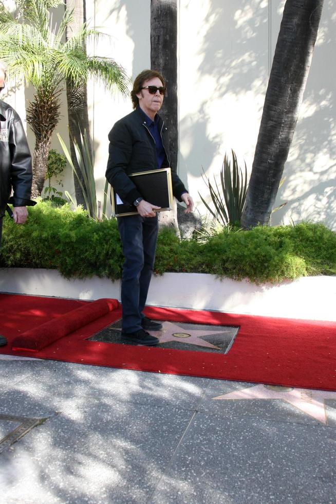 los angeles, 9 de febrero - paul mccartney en la ceremonia del paseo de la fama de hollywood para paul mccartney en el edificio capital records el 9 de febrero de 2012 en los angeles, ca foto