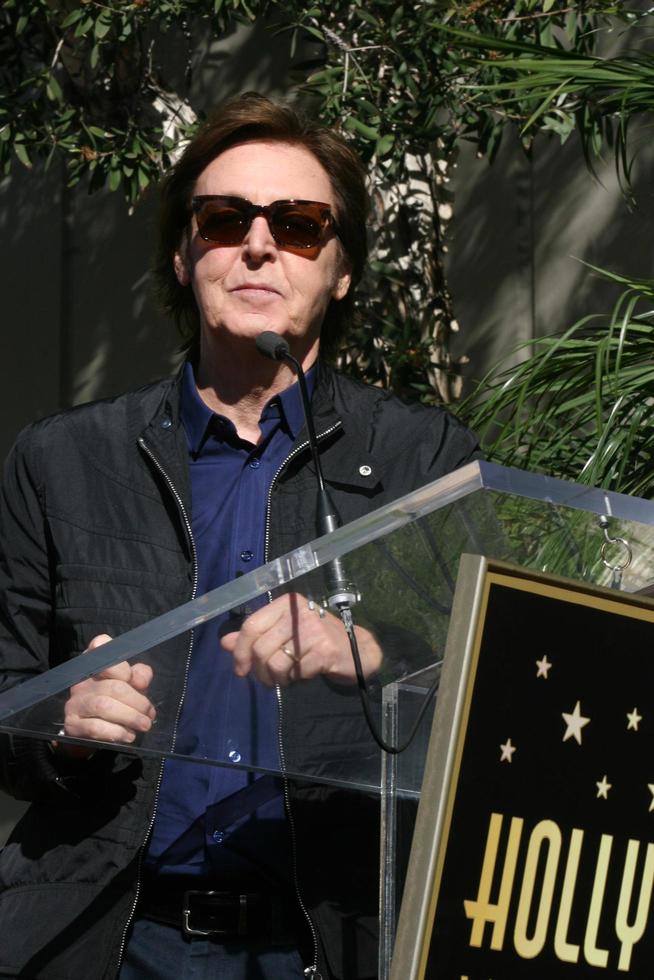 los angeles, 9 de febrero - paul mccartney en la ceremonia del paseo de la fama de hollywood para paul mccartney en el edificio capital records el 9 de febrero de 2012 en los angeles, ca foto