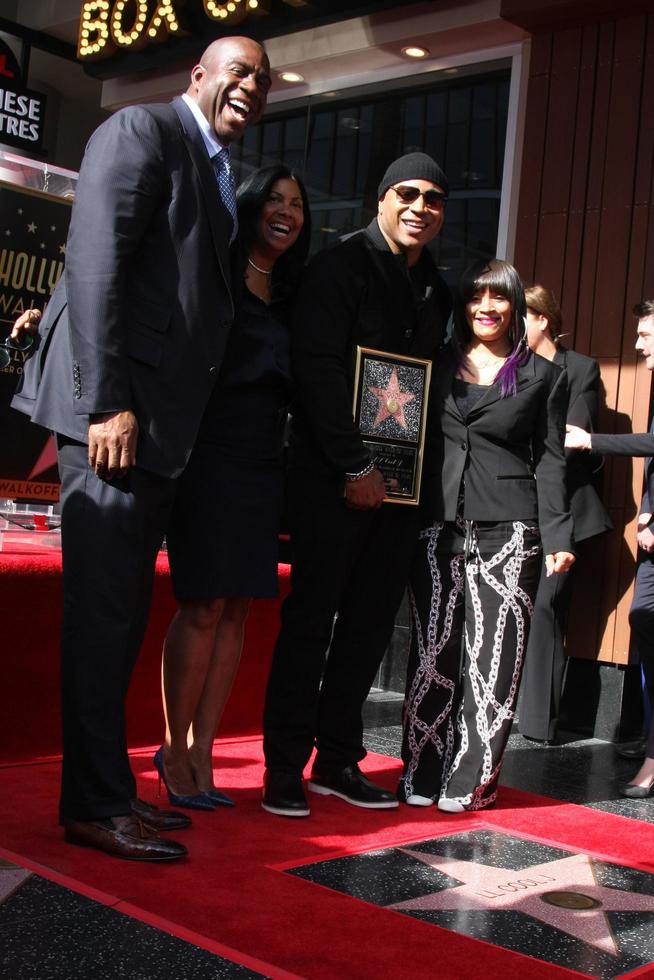 los angeles, 21 de enero - magic johnson, ll cool j en la ceremonia del paseo de la fama de hollywood ll cool j en hollywood and highland el 21 de enero de 2016 en los angeles, ca foto