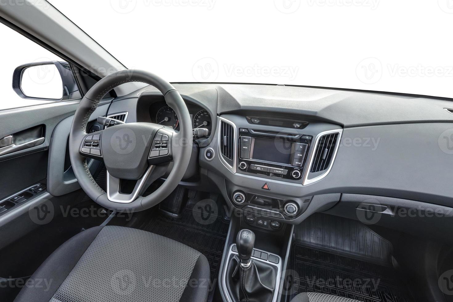 panorama en el interior del salón de cuero del coche moderno de prestigio. volante, palanca de cambios y salpicadero foto