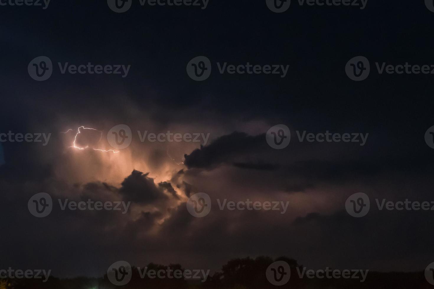 relámpago sobre un fondo nublado pesado trayendo rayos de trueno foto