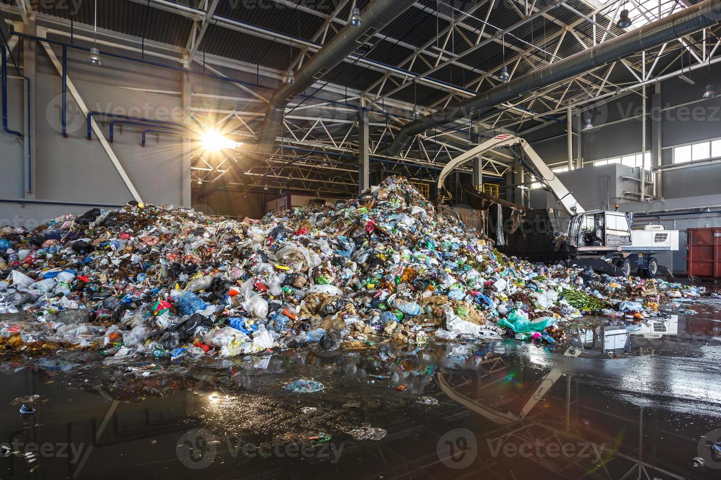 recolección de basura por separado. reciclaje y almacenamiento de residuos para su posterior eliminación. trabajadores clasificando material para ser procesado en una moderna planta de reciclaje de residuos foto