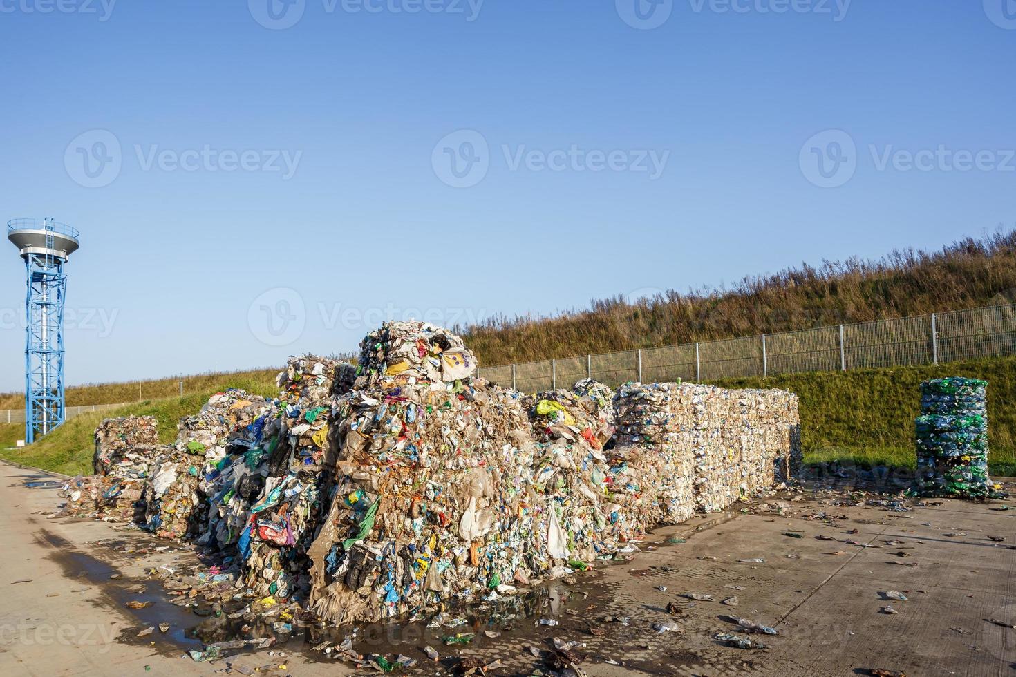 balas de plástico en la planta de procesamiento de residuos. recolección de basura por separado. reciclaje y almacenamiento de residuos para su posterior eliminación. negocio de clasificación y tratamiento de residuos. foto