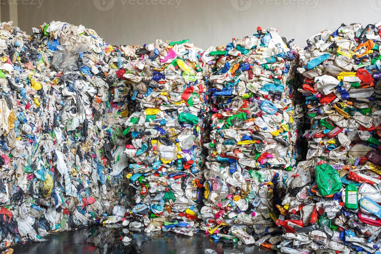 balas de plástico en la planta de procesamiento de residuos. recolección de basura por separado. reciclaje y almacenamiento de residuos para su posterior eliminación. negocio de clasificación y tratamiento de residuos. foto