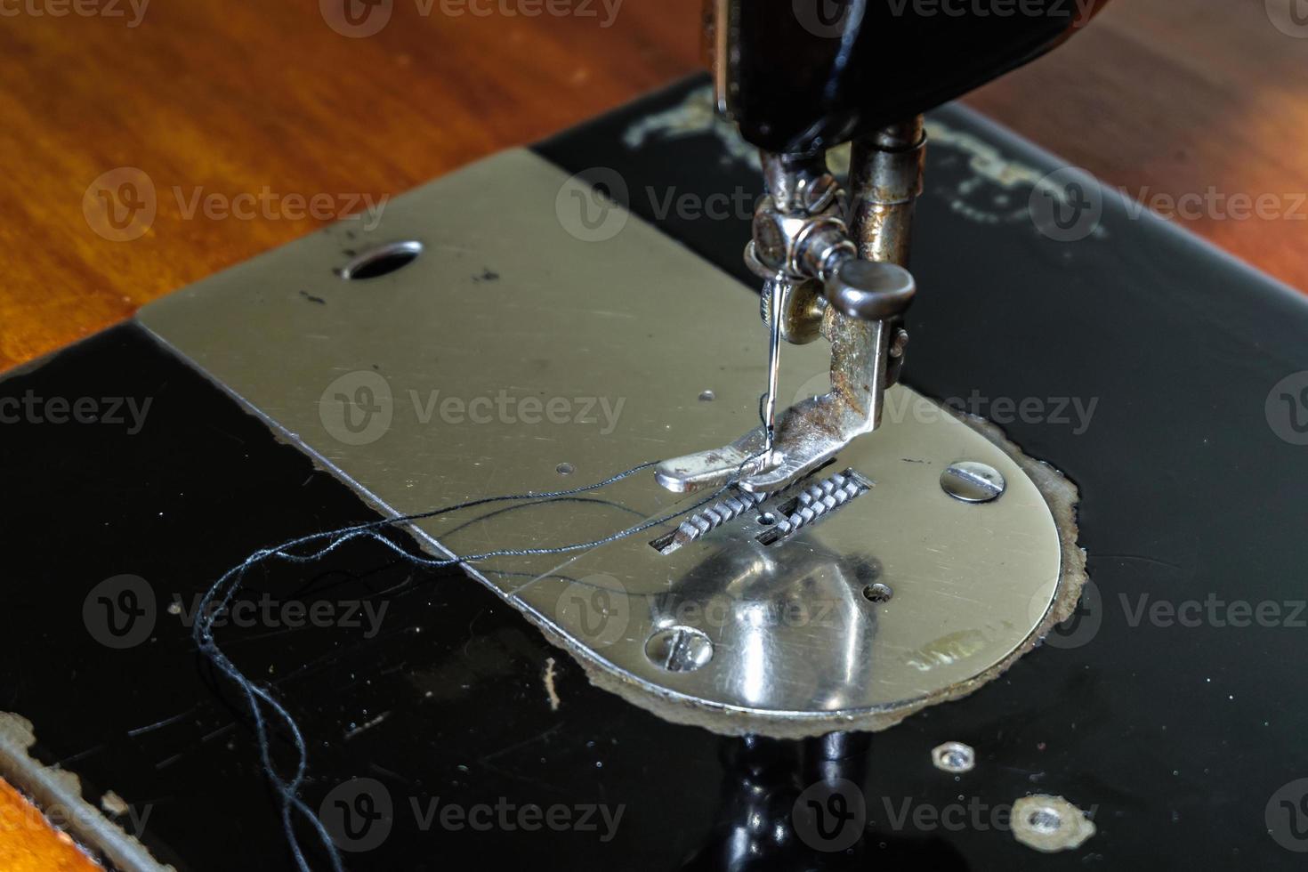 Working mechanism of Vintage Sewing Machine. Needle and thread 9828720