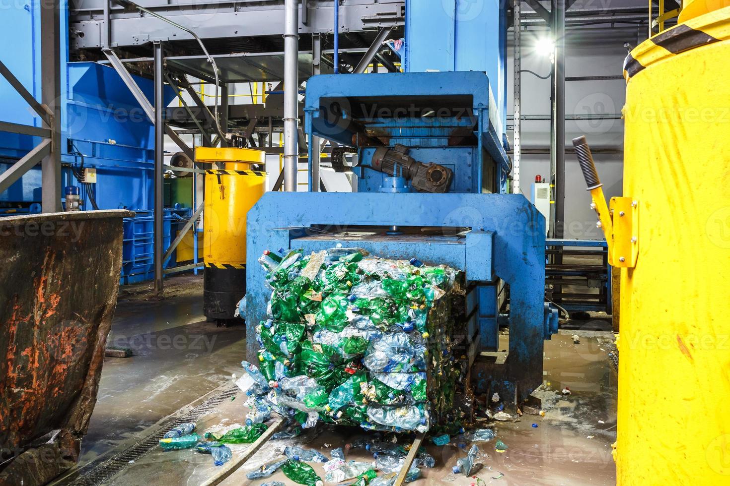 recolección de basura por separado. equipo para prensar material de clasificación de escombros para ser procesado en una moderna planta de reciclaje de residuos. foto