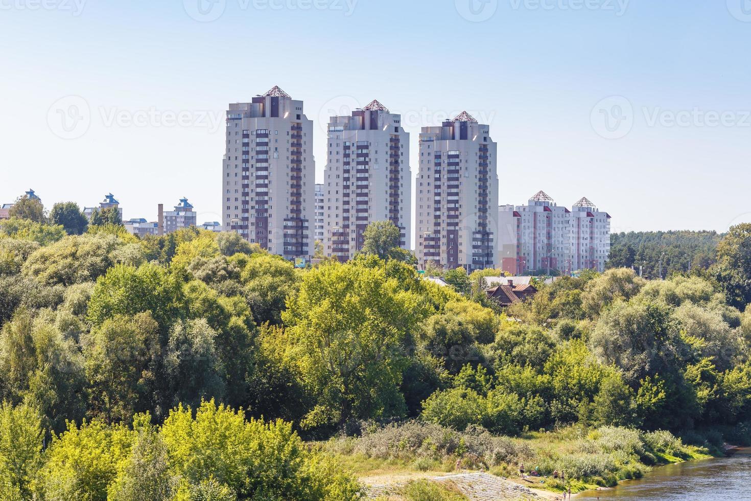 edificios de apartamentos de gran altura en medio del bosque foto