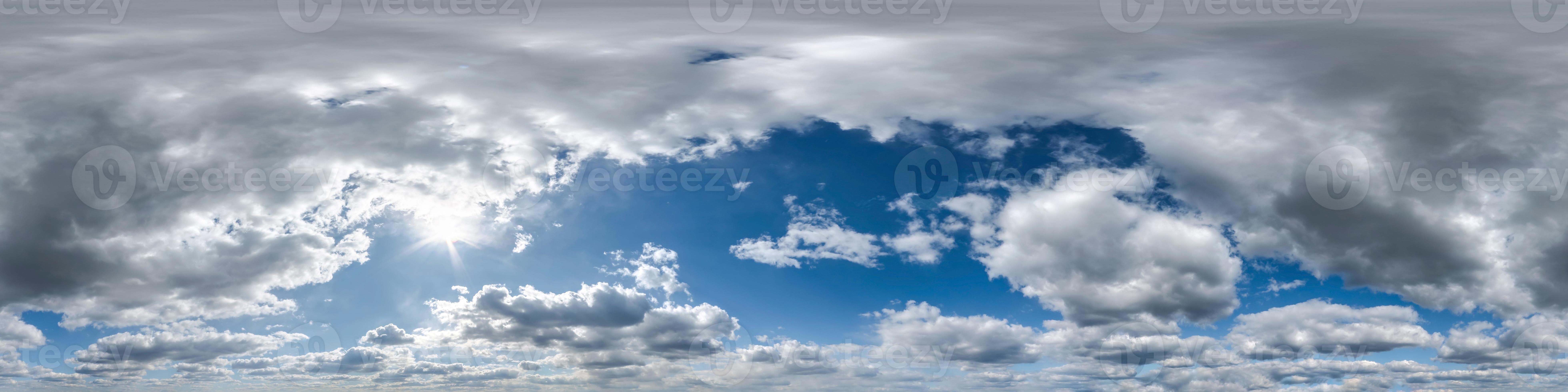 Skydome azul nublado sem costura vista panorâmica hdri 360 com nuvens  incríveis com zênite para uso em gráficos 3d ou jogo como sky dome ou  editar tiro de drone