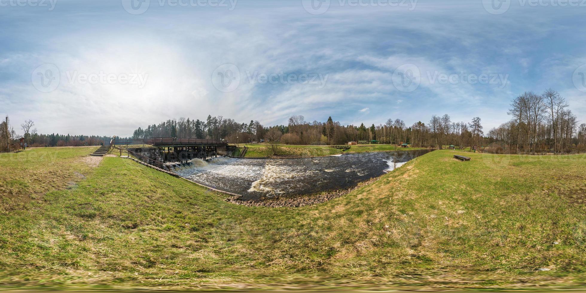 panorama completo sin costuras 360 ángulo de vista esclusa de bloqueo de la presa en el lago cascada impetuosa en un día soleado. skybox como fondo en proyección equidistante esférica equirectangular para contenido vr ar foto