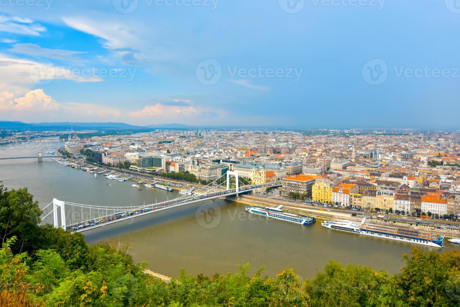 vista aérea de la ciudad de budapest foto