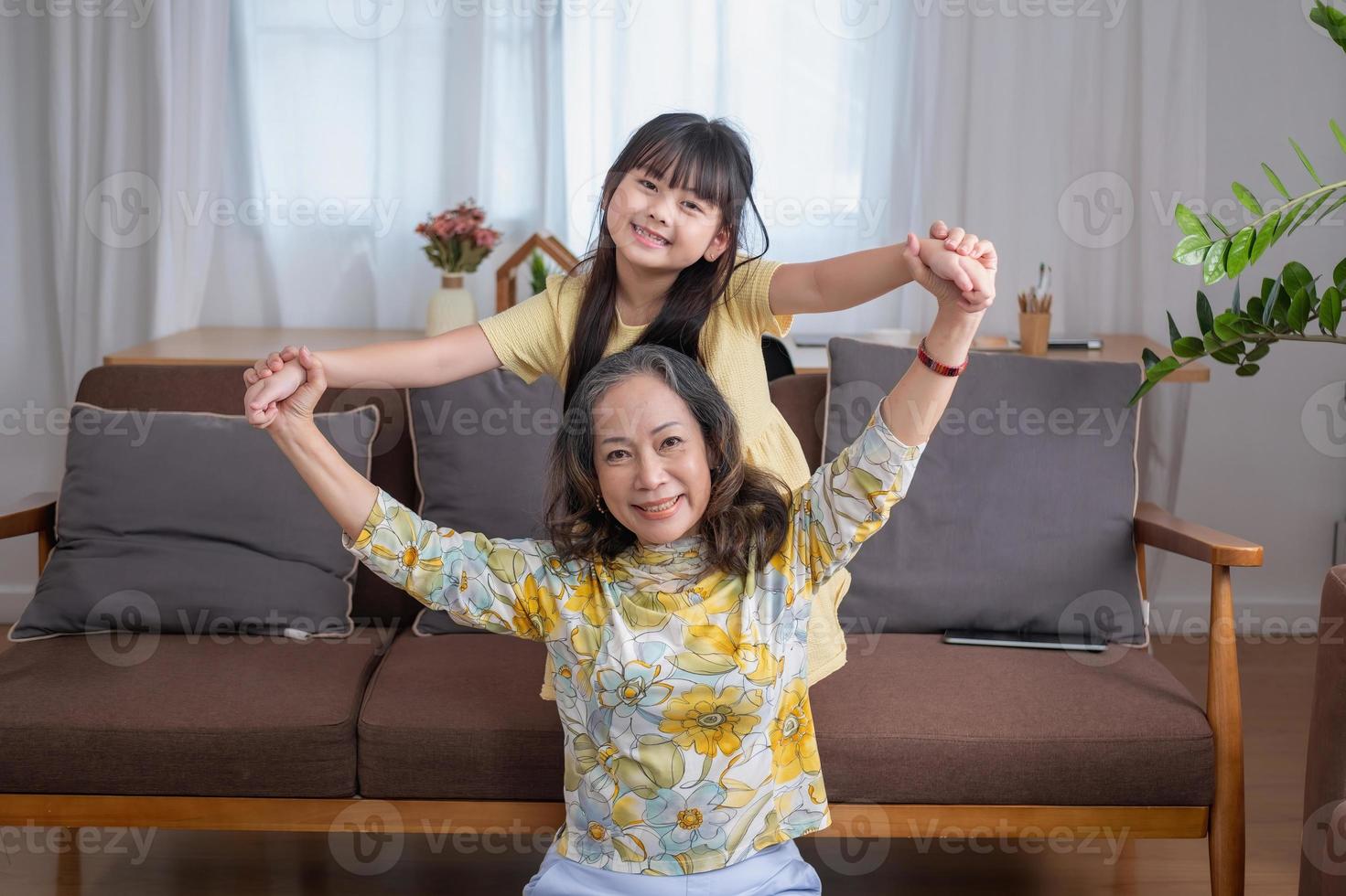 retrato de una abuela y una nieta que realizan actividades en el hogar y muestran amor mutuo para crear calidez y amor dentro de la familia. foto