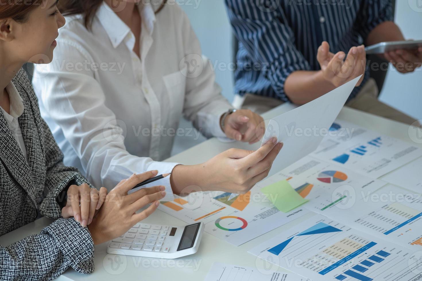 Planning to reduce investment risks, The business team is planning to adjust the marketing strategy to make the company profitable and analyze the investment for customers within the company photo