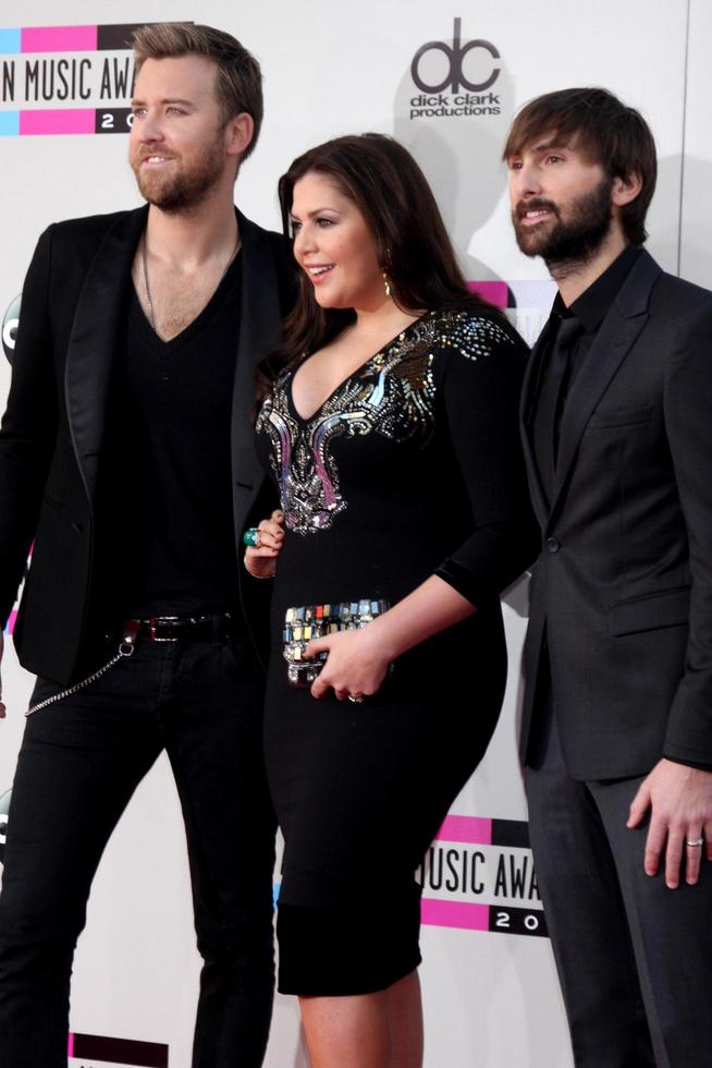 los angeles, 24 de noviembre - lady antebellum en los 2013 american music awards llegadas al nokia theater el 24 de noviembre de 2013 en los angeles, ca foto