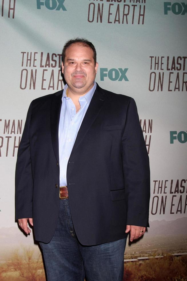 los angeles, 24 de febrero - mel rodriguez en la proyección de estreno de the last man on earth en the big daddy s antiques el 24 de febrero de 2015 en culver city, ca foto