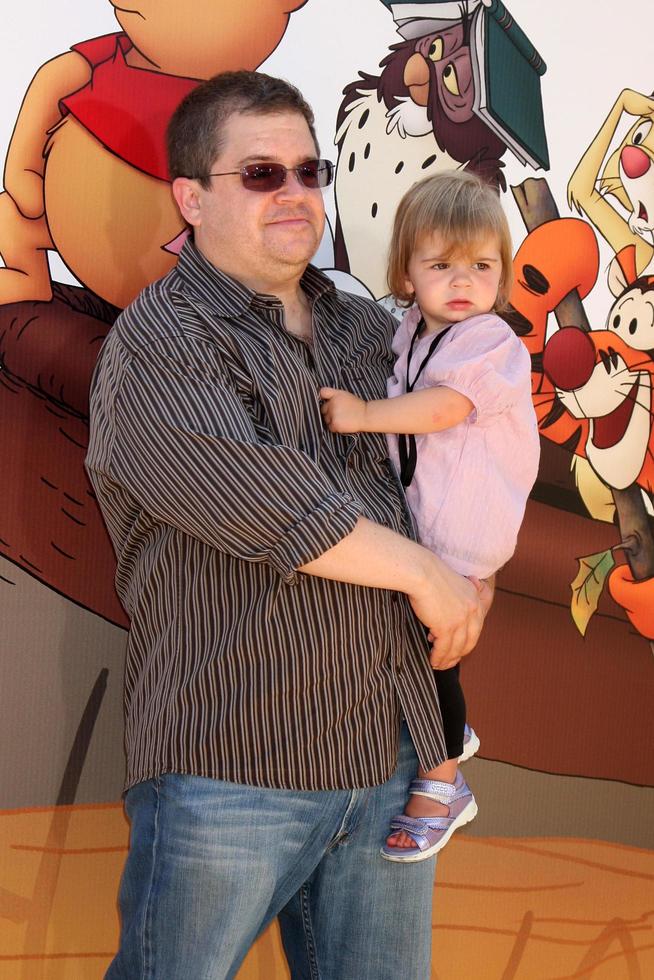 los angeles, 10 de julio - patton oswalt llegando al estreno de winnie, the pooh en walt disney studios el 10 de julio de 2011 en burbank, ca foto