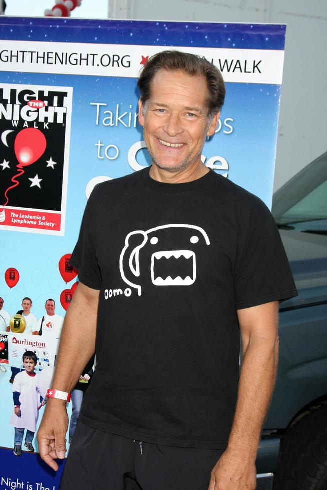 los angeles, 1 de octubre - james remar llegando a la luz de la caminata nocturna de hollywood 2011 en los estudios sunset gower el 1 de octubre de 2011 en los angeles, ca foto