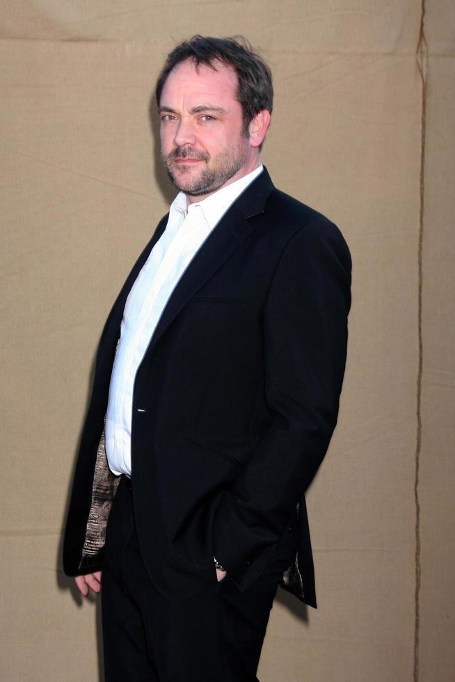 los angeles, 29 de julio - mark sheppard de supernatural llega a la fiesta de verano cbs tca 2013 en un lugar privado el 29 de julio de 2013 en beverly hills, ca foto