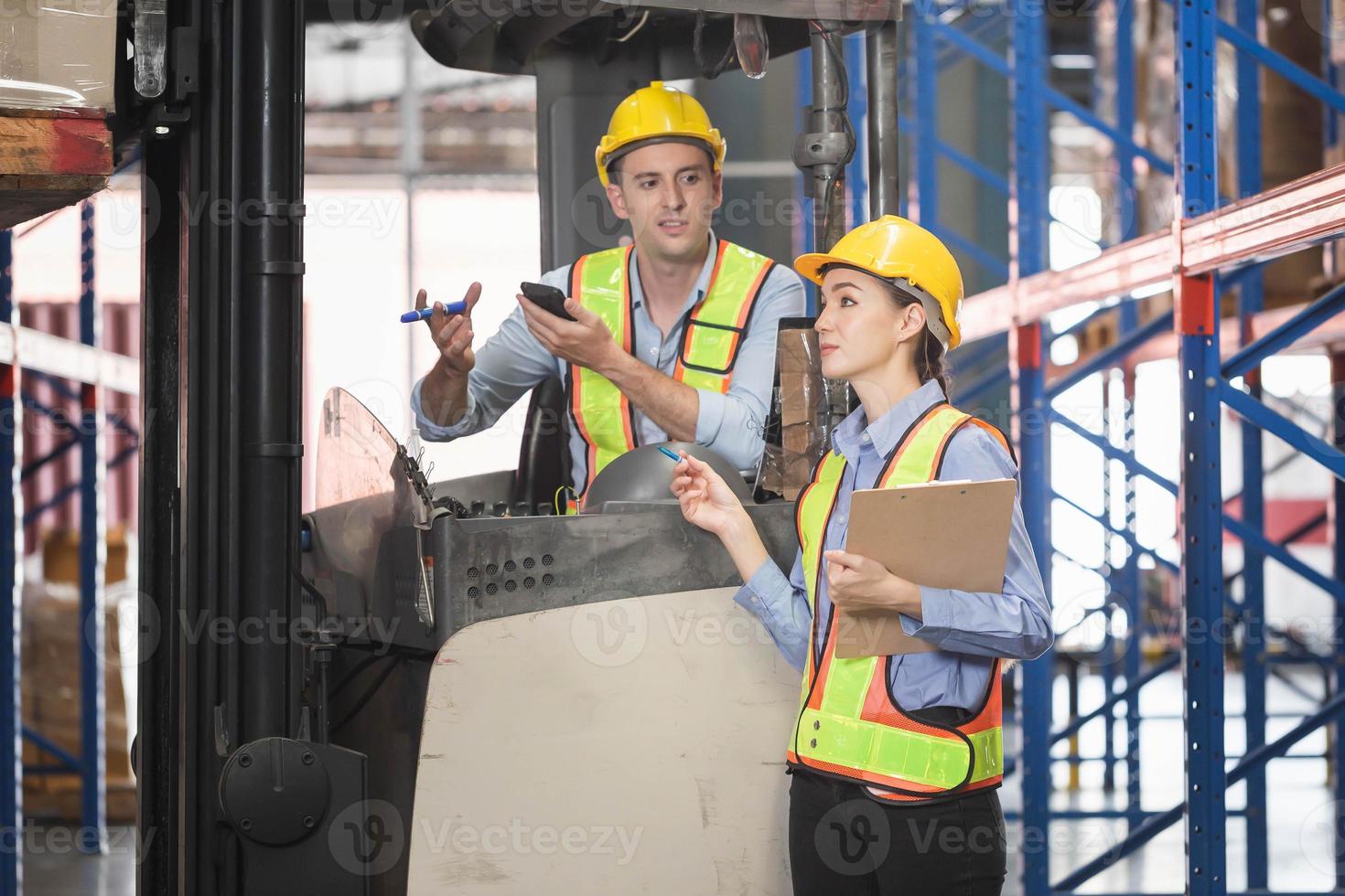 gerente y supervisor haciendo inventario en el almacén, capataz ...