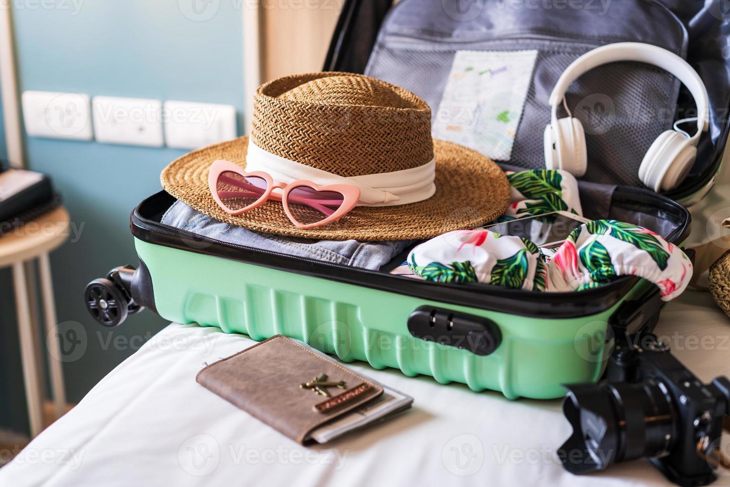 maleta de viajero y equipaje con accesorios de viaje y artículos que se  preparan para viajar 9837681 Foto de stock en Vecteezy