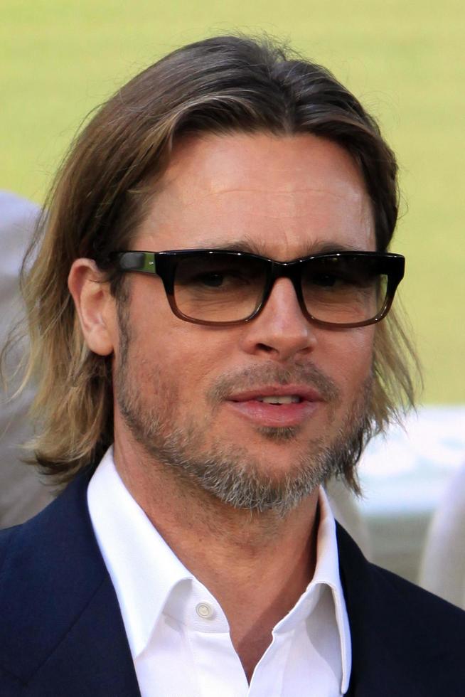 los angeles, sep 19 - brad pitt llega al estreno mundial de moneyball en el paramount theater of the arts el 19 de septiembre de 2011 en oakland, ca foto