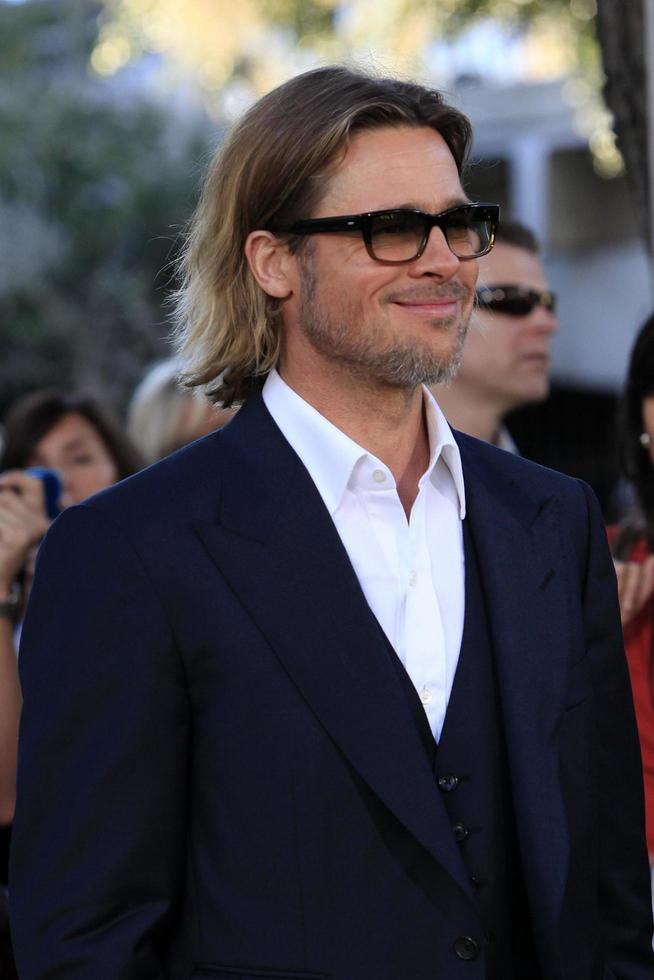 los angeles, sep 19 - brad pitt llega al estreno mundial de moneyball en el paramount theater of the arts el 19 de septiembre de 2011 en oakland, ca foto