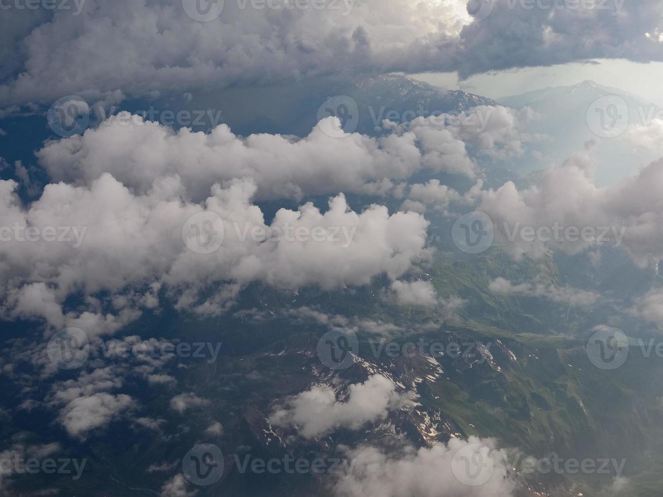 vista aérea de las montañas de los alpes foto