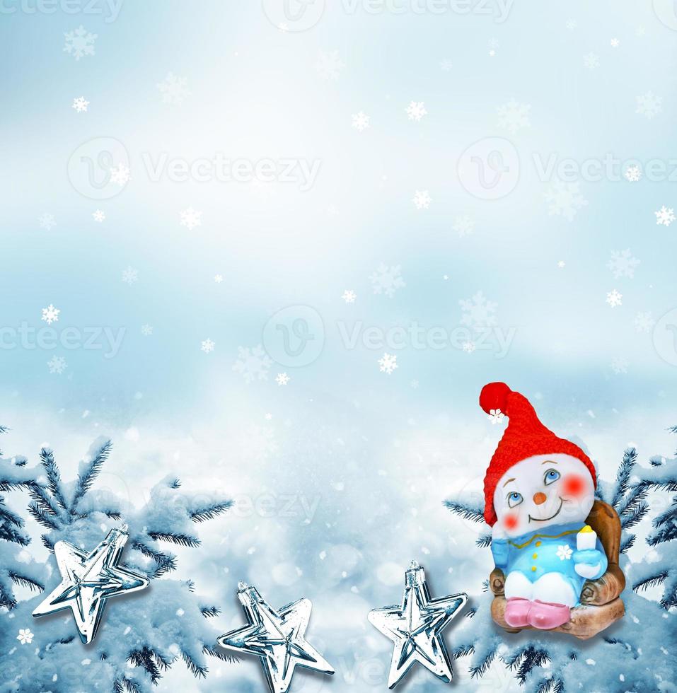 muñeco de nieve feliz sobre un fondo de paisaje de invierno. foto
