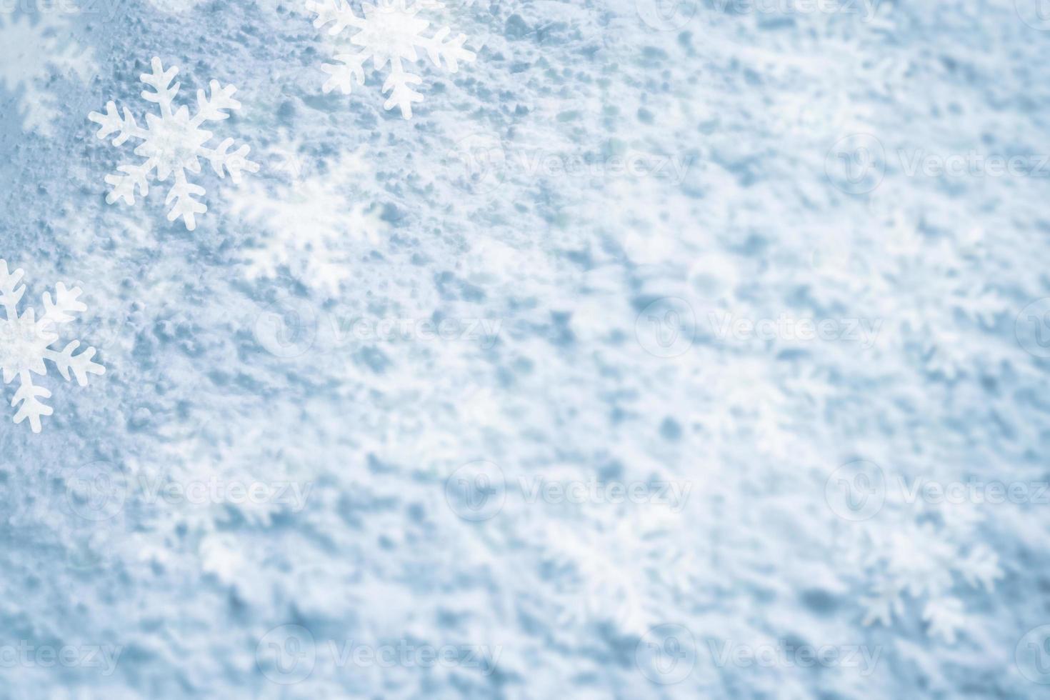 copos de nieve esponjosos blancos sobre la nieve. fondo de navidad de invierno. foto