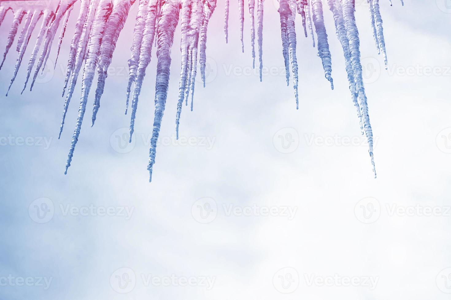 carámbanos blancos contra el cielo azul de invierno. foto