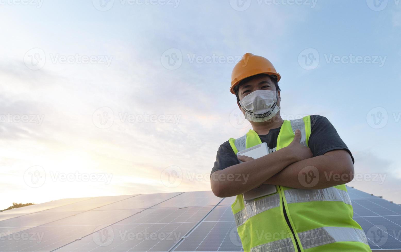 los ingenieros elaboran un plan de mantenimiento del panel solar. energía renovable con panel solar con concepto de energía renovable. foto