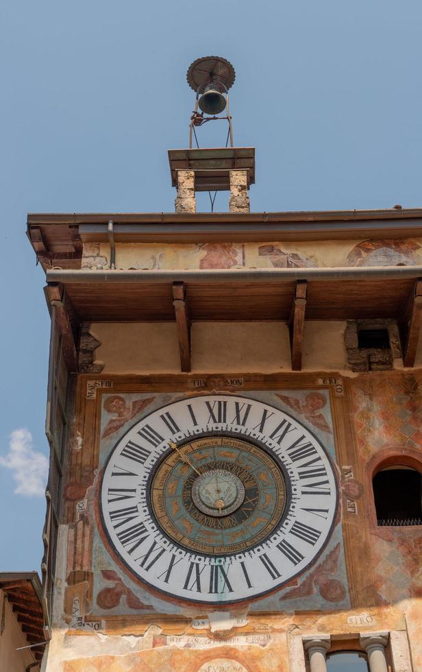 clusone italy 2022 piazza dell'orologio es la plaza principal de la ciudad de clusone, i el nombre de la plaza deriva del reloj planetario fanzago, una obra construida en 1583 y que sigue funcionando en la actualidad. foto