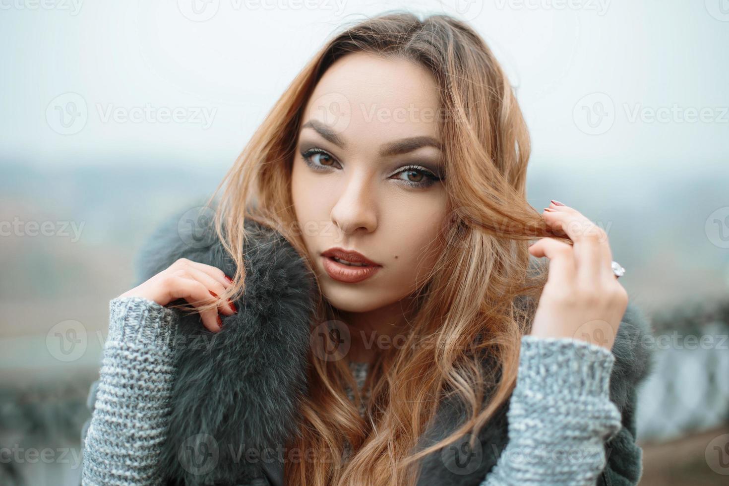 retrato de una hermosa joven sobre un fondo de niebla foto