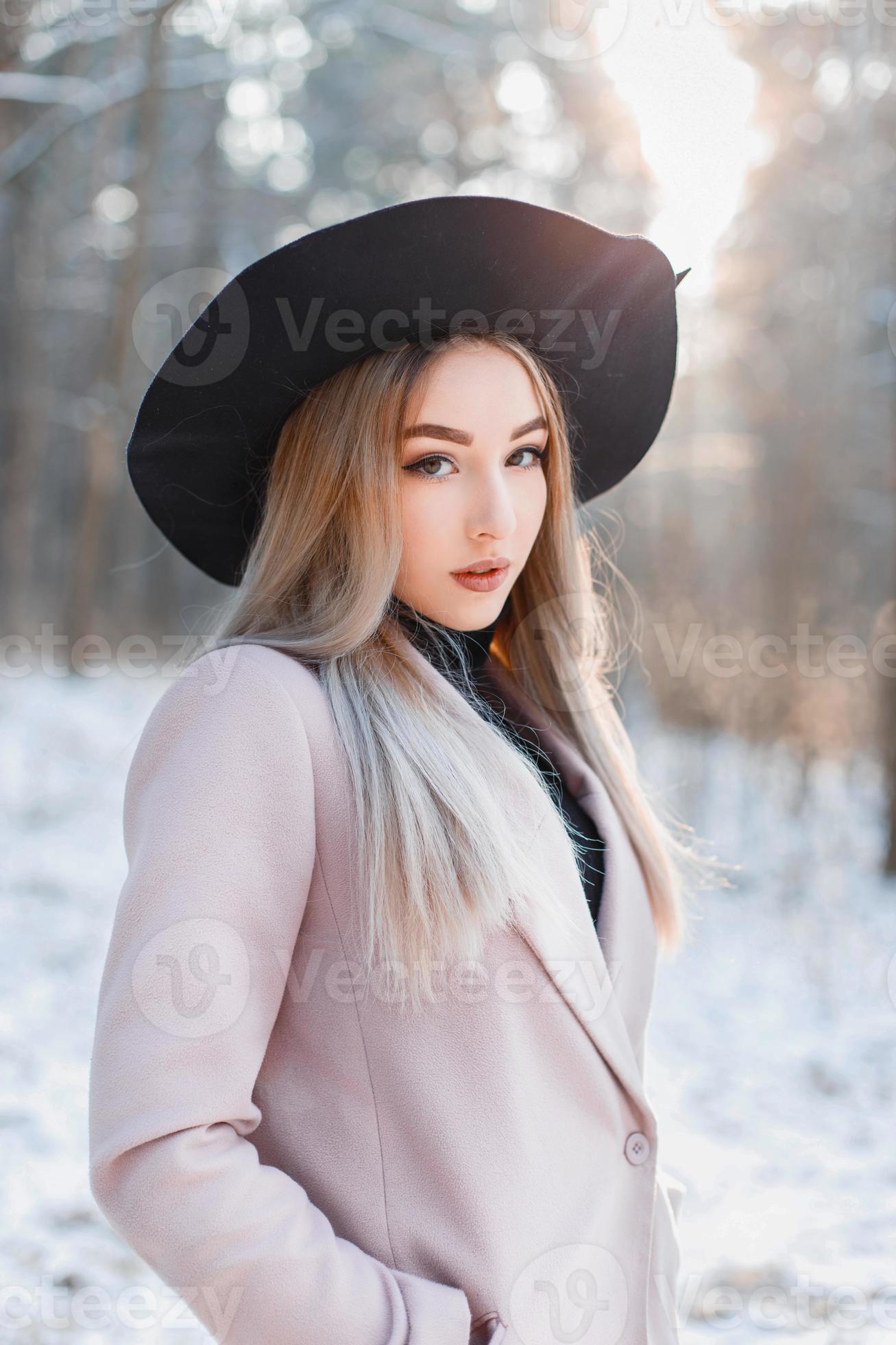 Mujer en ropa de invierno en el parque cubierto de nieve