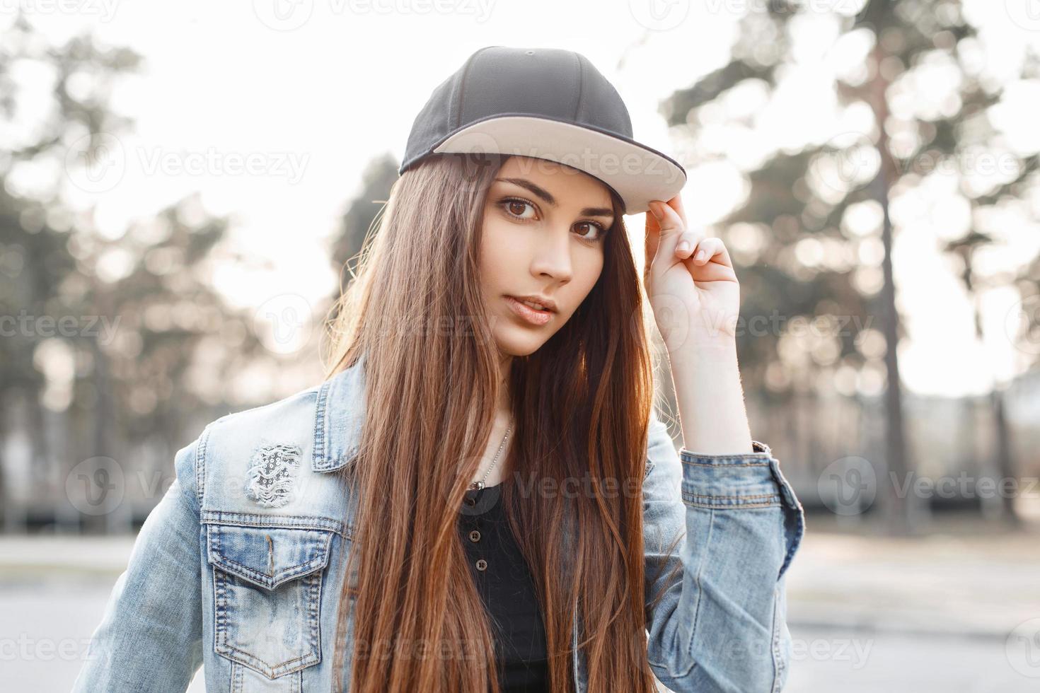 primer plano, retrato, de, un, joven, elegante, mujer, en, un, soleado, día foto