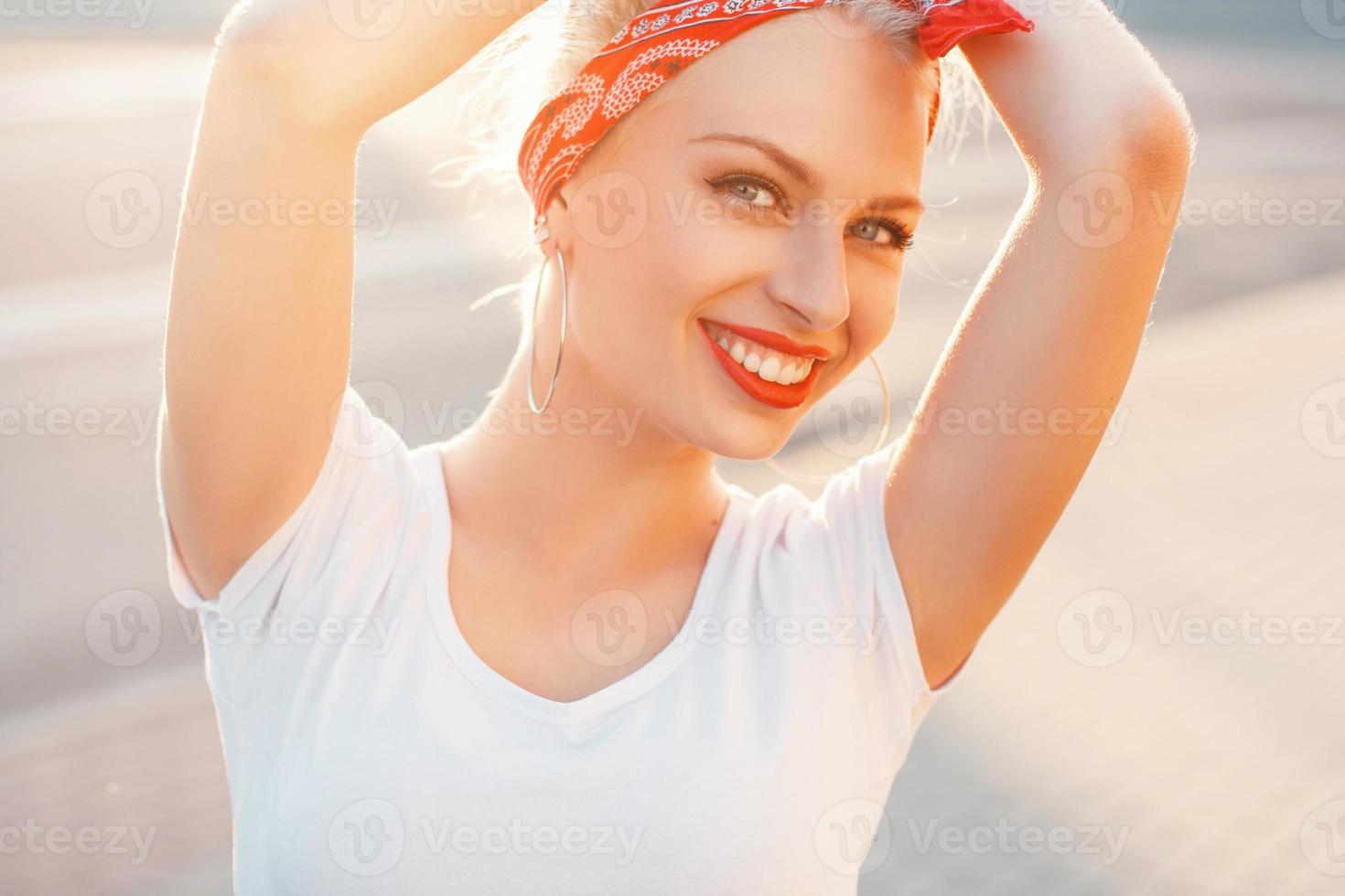 retrato de belleza mujer bastante hipster con una sonrisa en la ciudad. un gran día soleado. foto