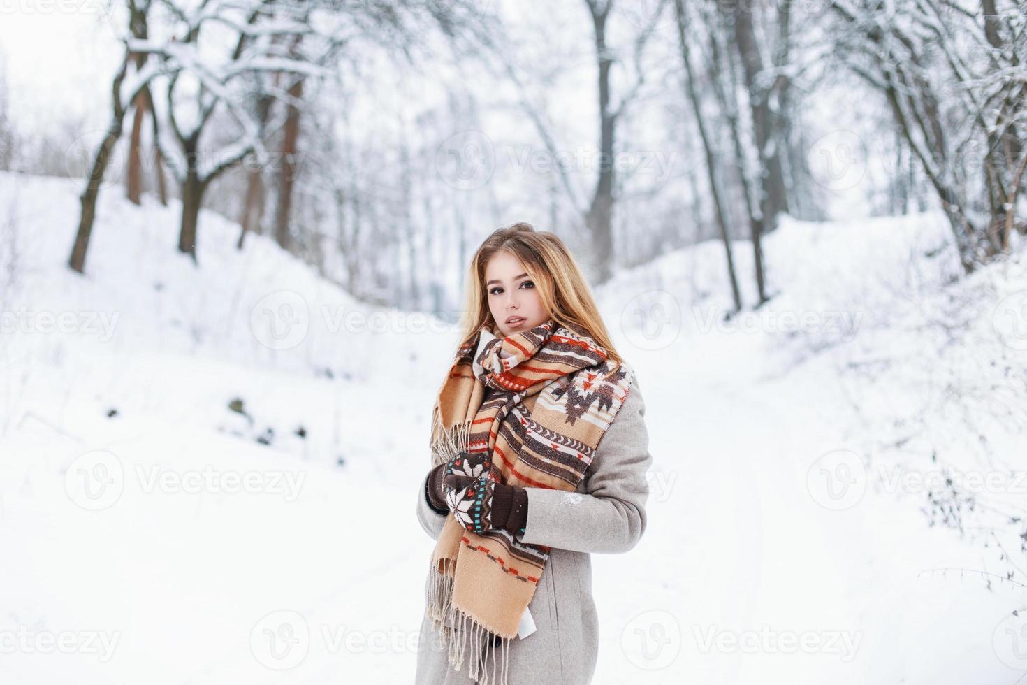 joven mujer bonita con ropa invierno moda en un fondo de parque 9856565 de stock en Vecteezy