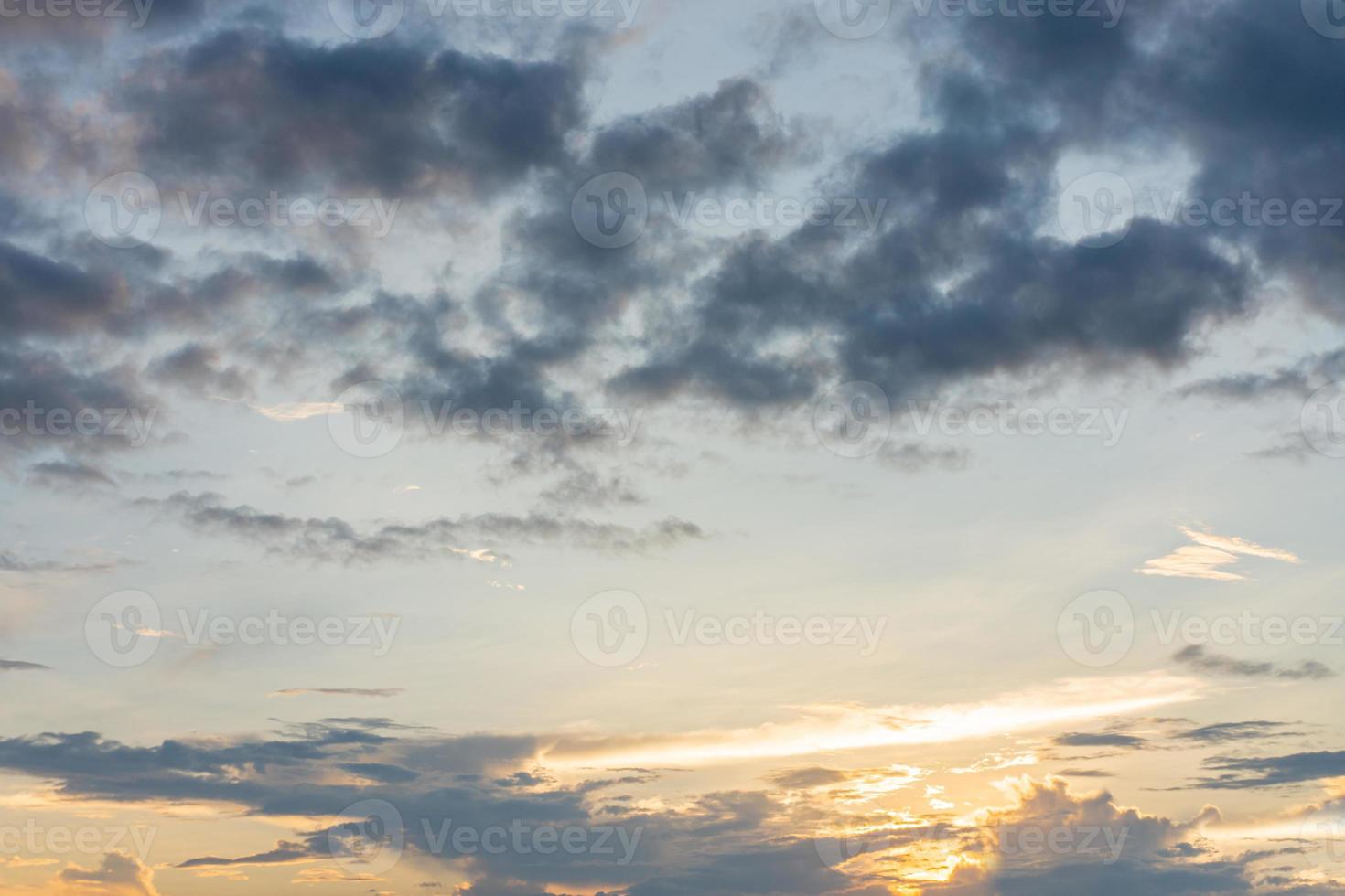 cielo azul oscuro del atardecer con nubes de lluvia foto