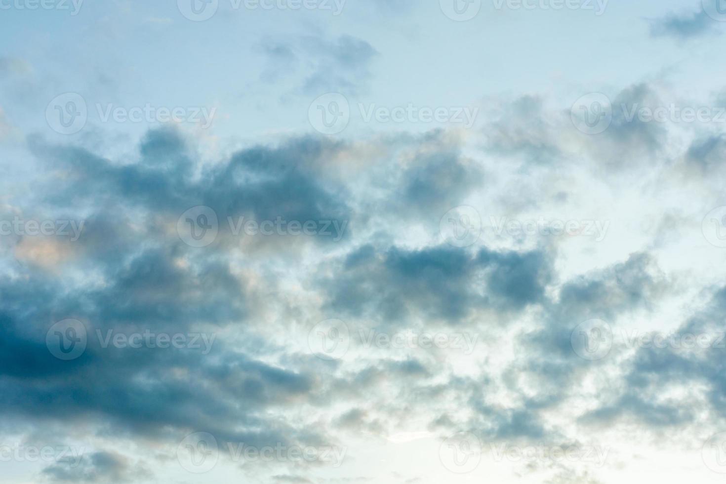 cielo azul oscuro del atardecer con nubes de lluvia foto