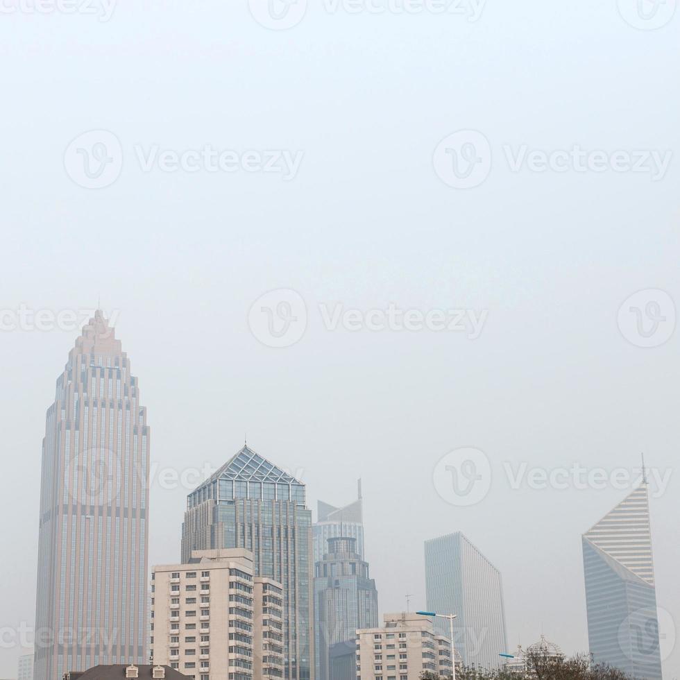 ciudad moderna, rascacielos chinos sobre un fondo de contaminación ambiental foto