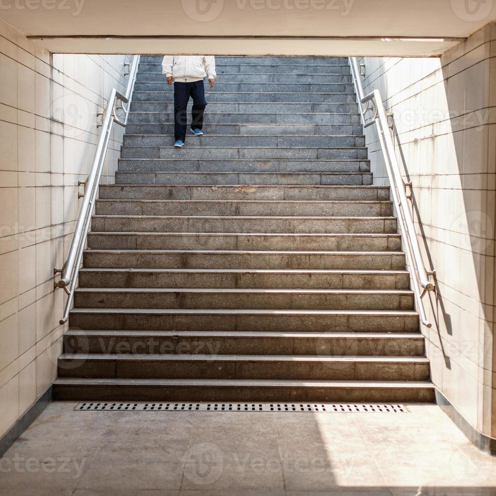 el hombre baja por las escaleras foto