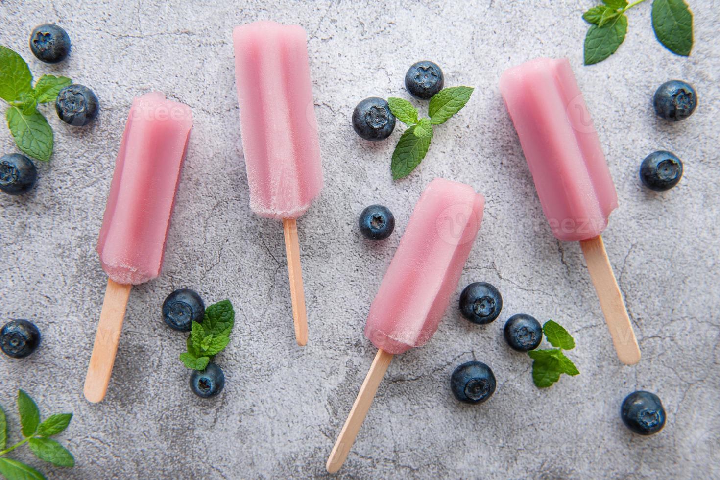 helado o paletas de arándanos caseros foto