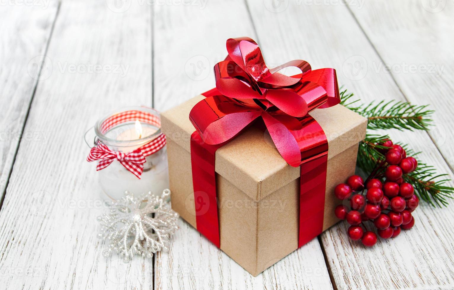 caja de regalo de navidad y adornos foto