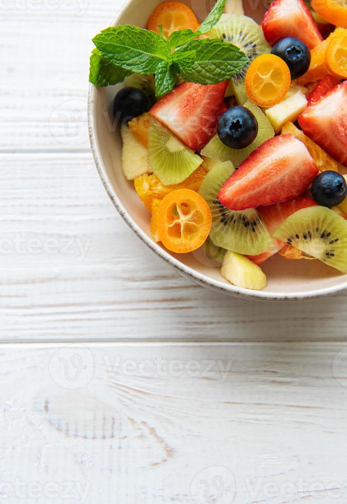 ensalada de fruta fresca saludable en un bol foto